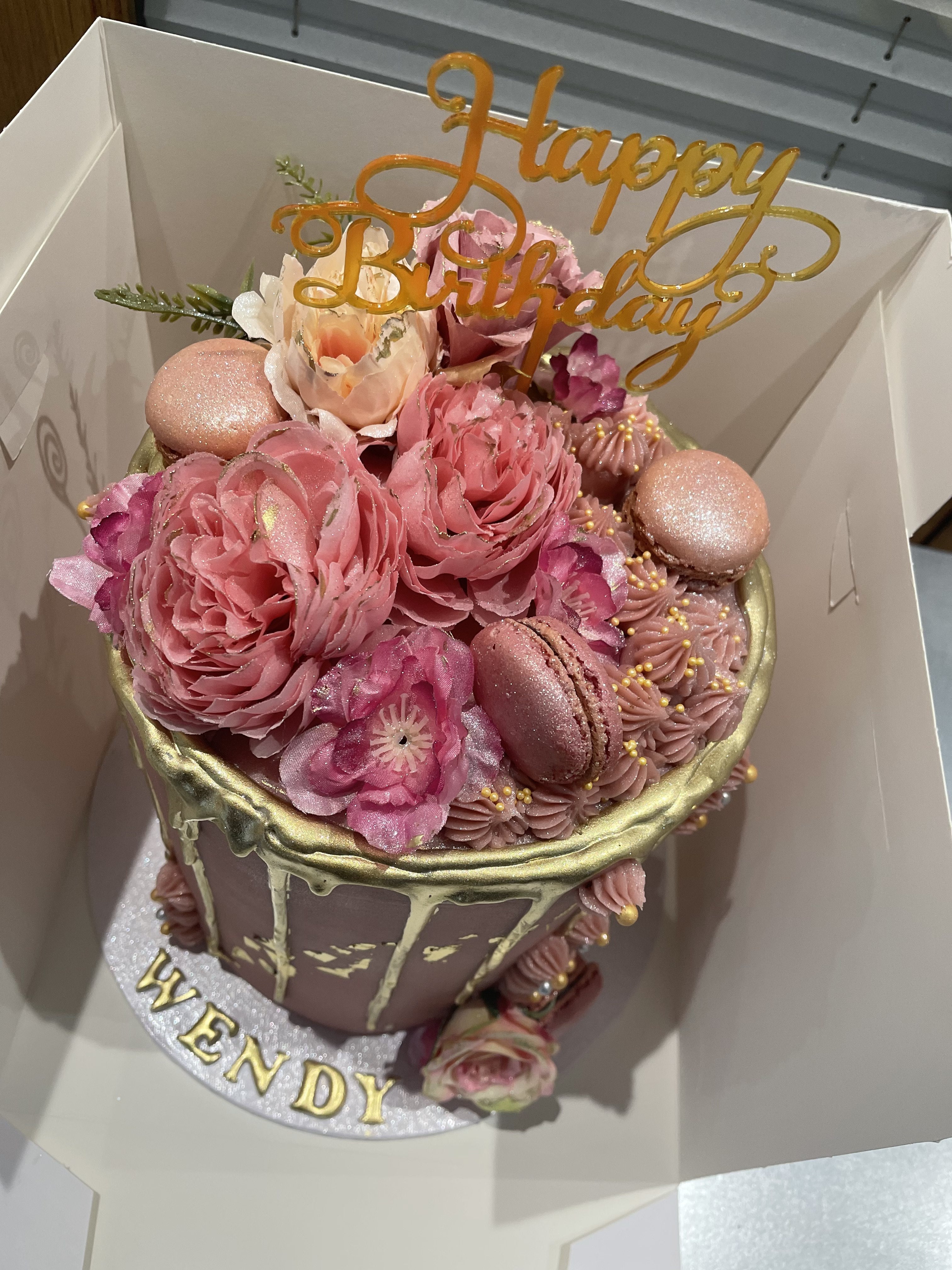 GOLD DRIP PINK KISS CAKE