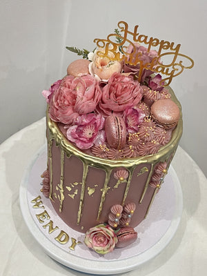GOLD DRIP PINK KISS CAKE