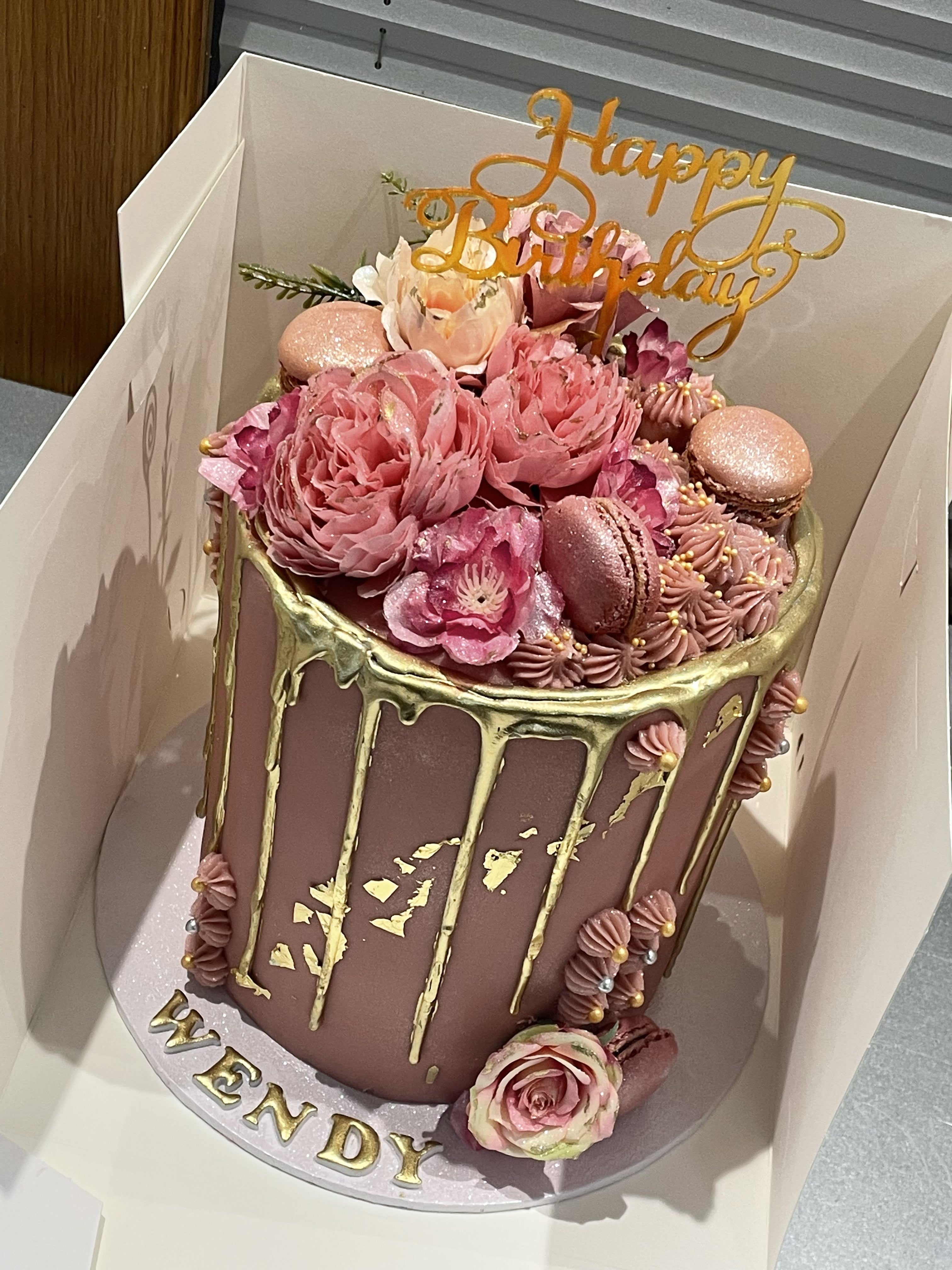 GOLD DRIP PINK KISS CAKE
