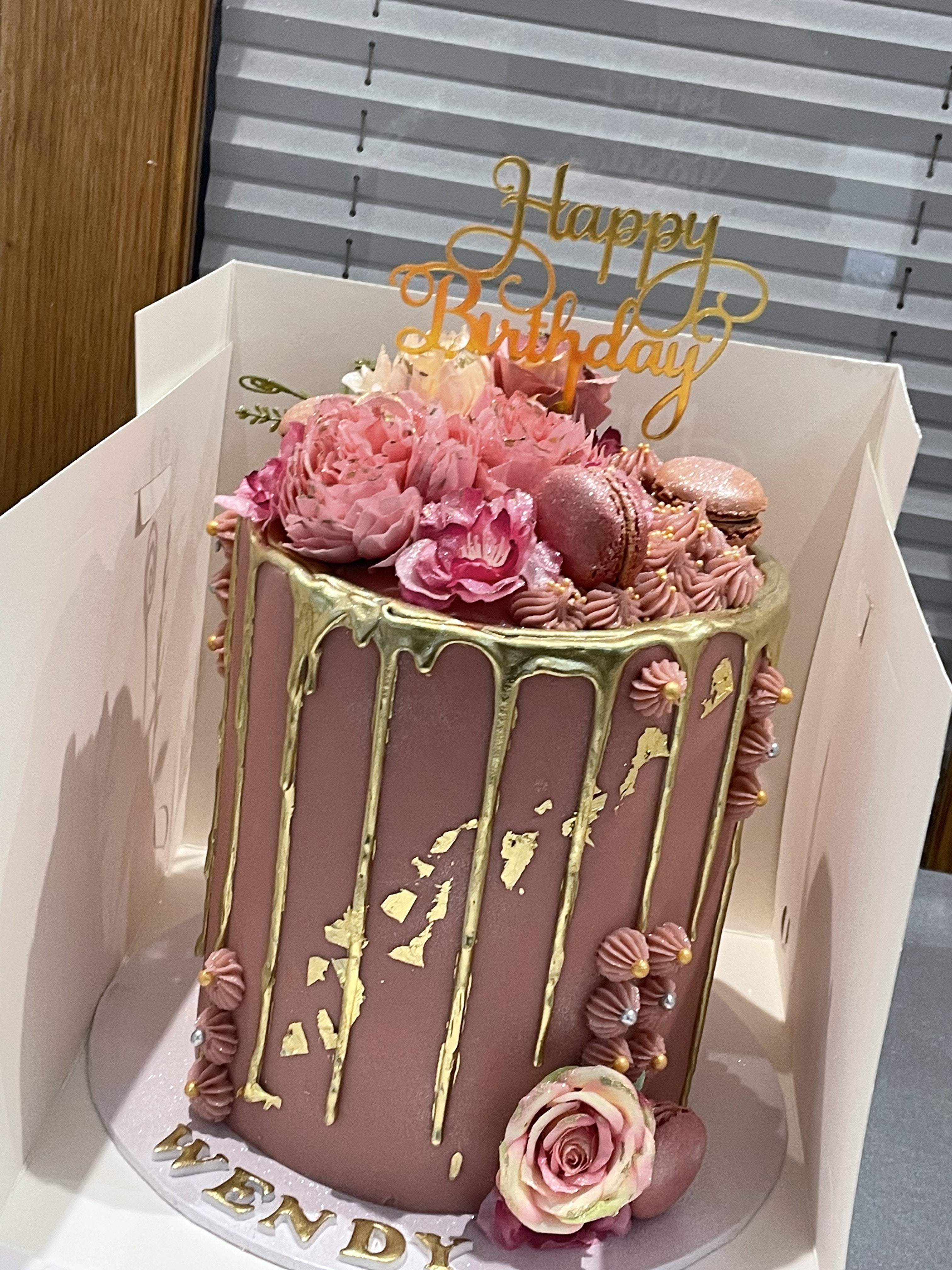 GOLD DRIP PINK KISS CAKE