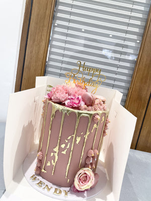 GOLD DRIP PINK KISS CAKE