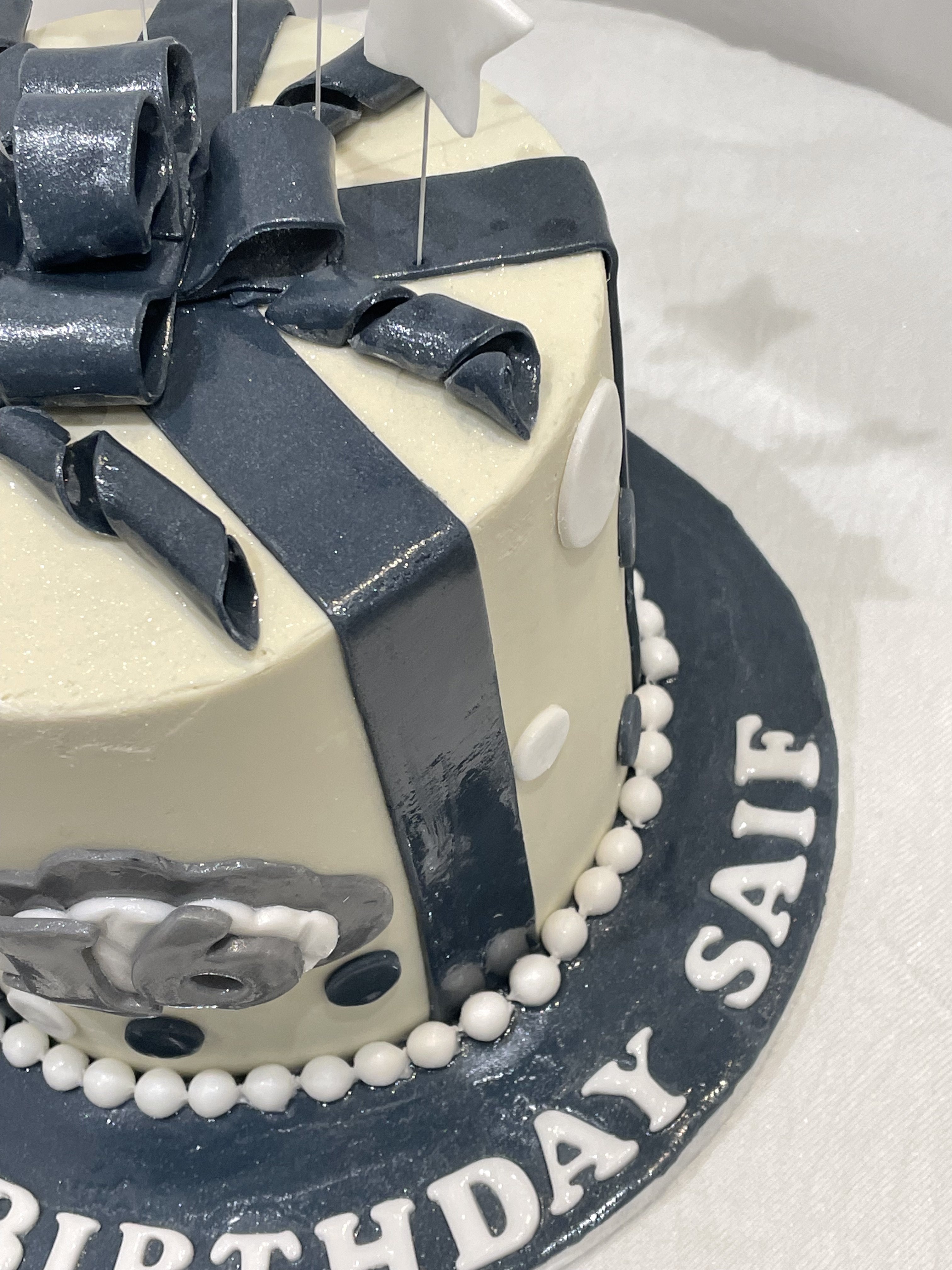 GIFT WRAP CAKE WITH SHOOTING STARS