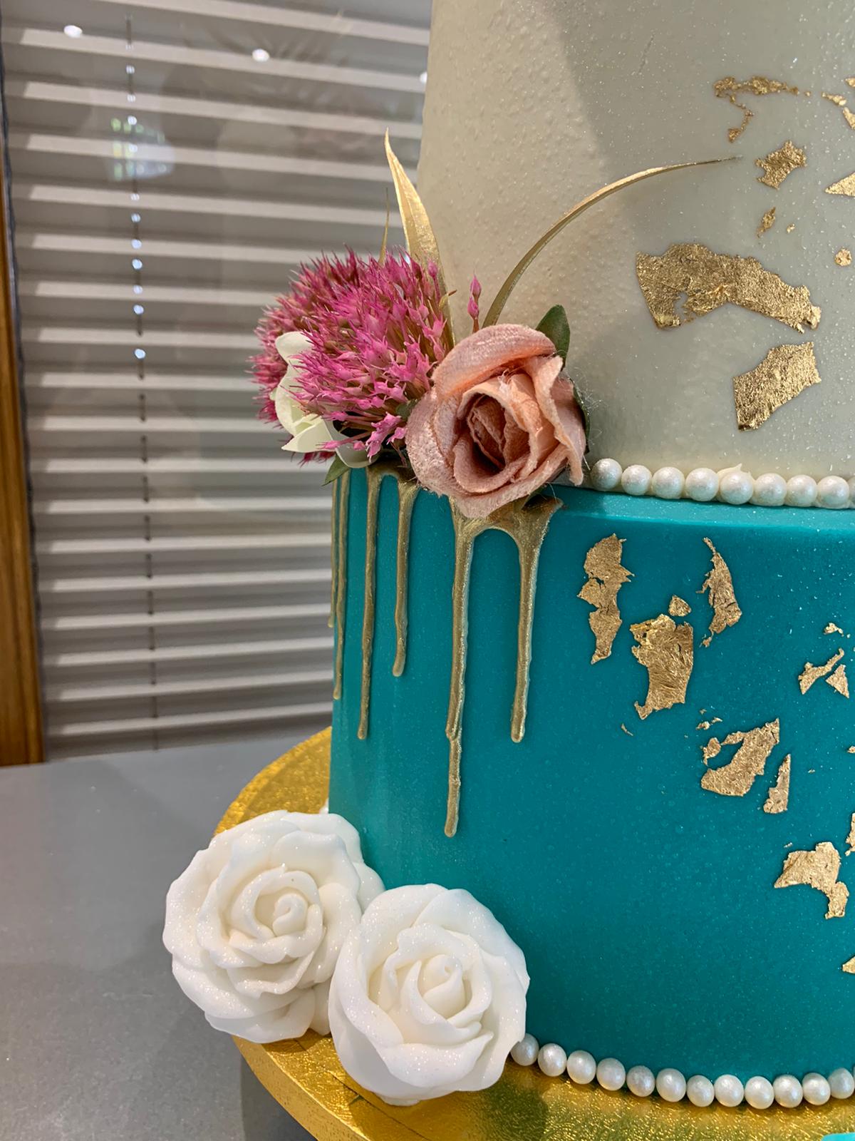 GOLD & PEARL - FLOWER DRIP CAKE