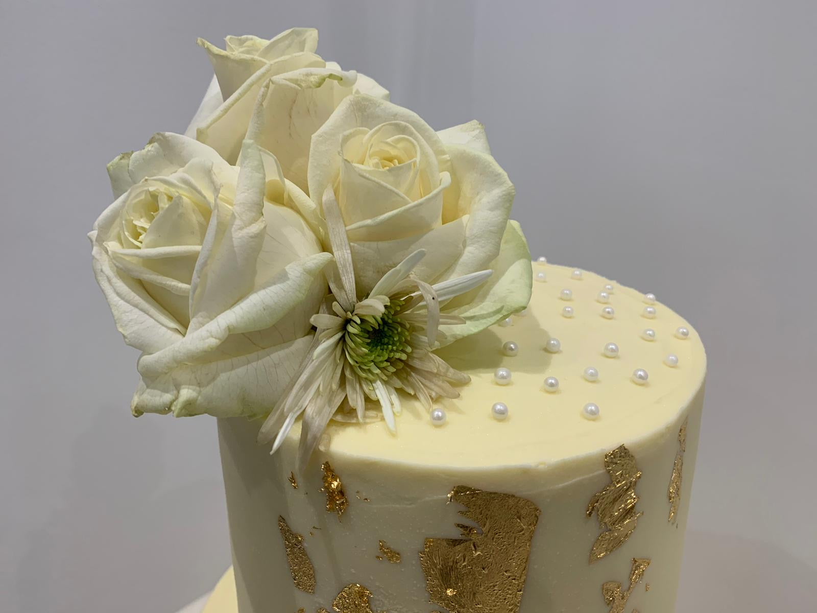 WHITE GOLD ROSE TIER CAKE