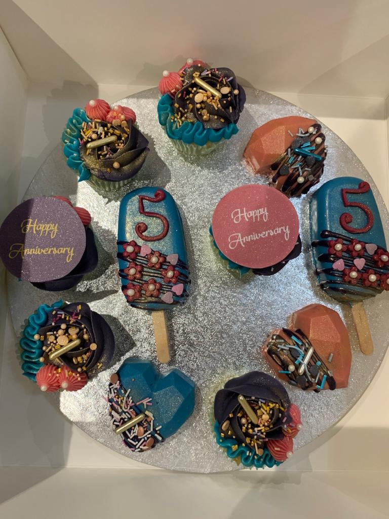 CUPCAKE AND CAKESICLE GIFT BOX
