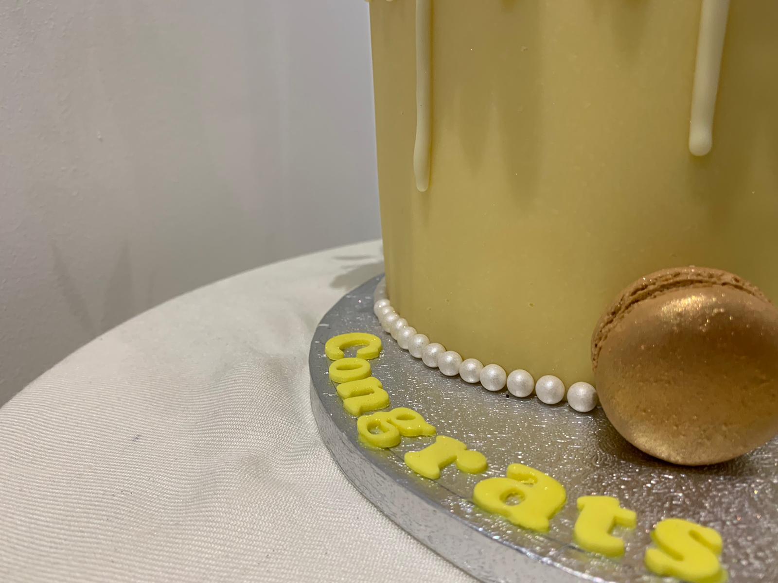 FLOWER MACSAIL GOLD LEAF DRIP CAKE