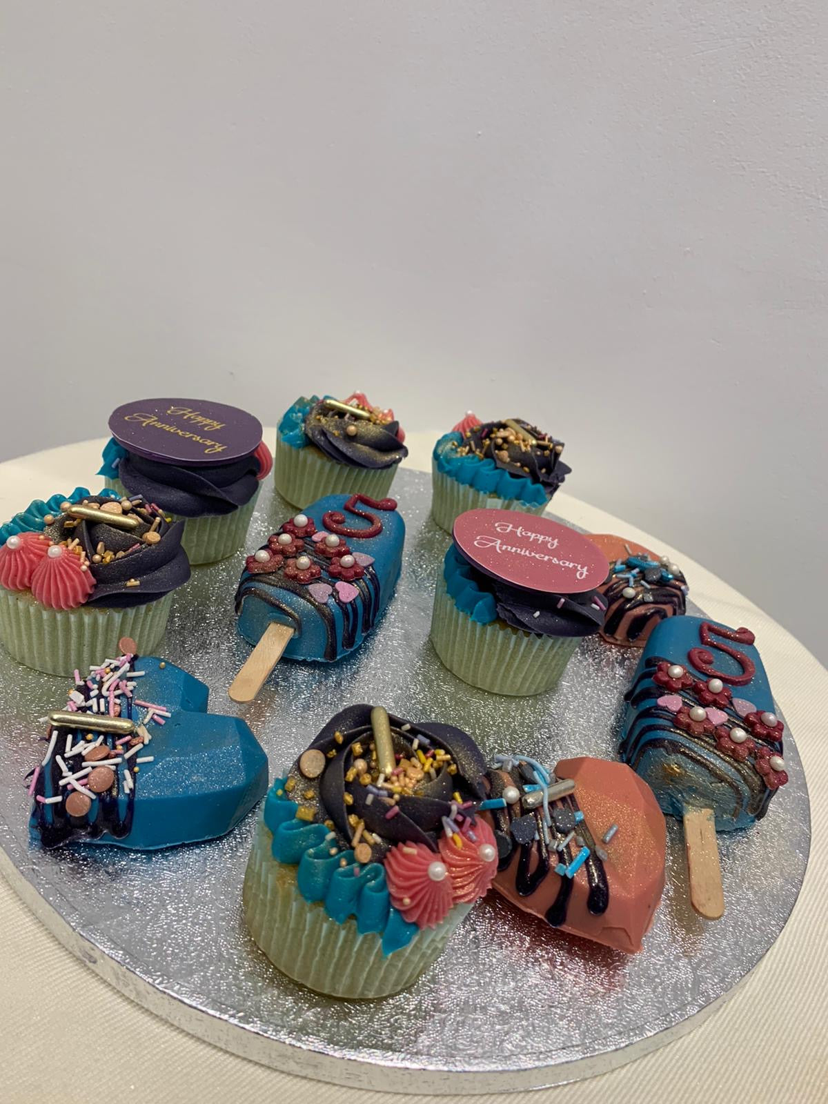CUPCAKE AND CAKESICLE GIFT BOX