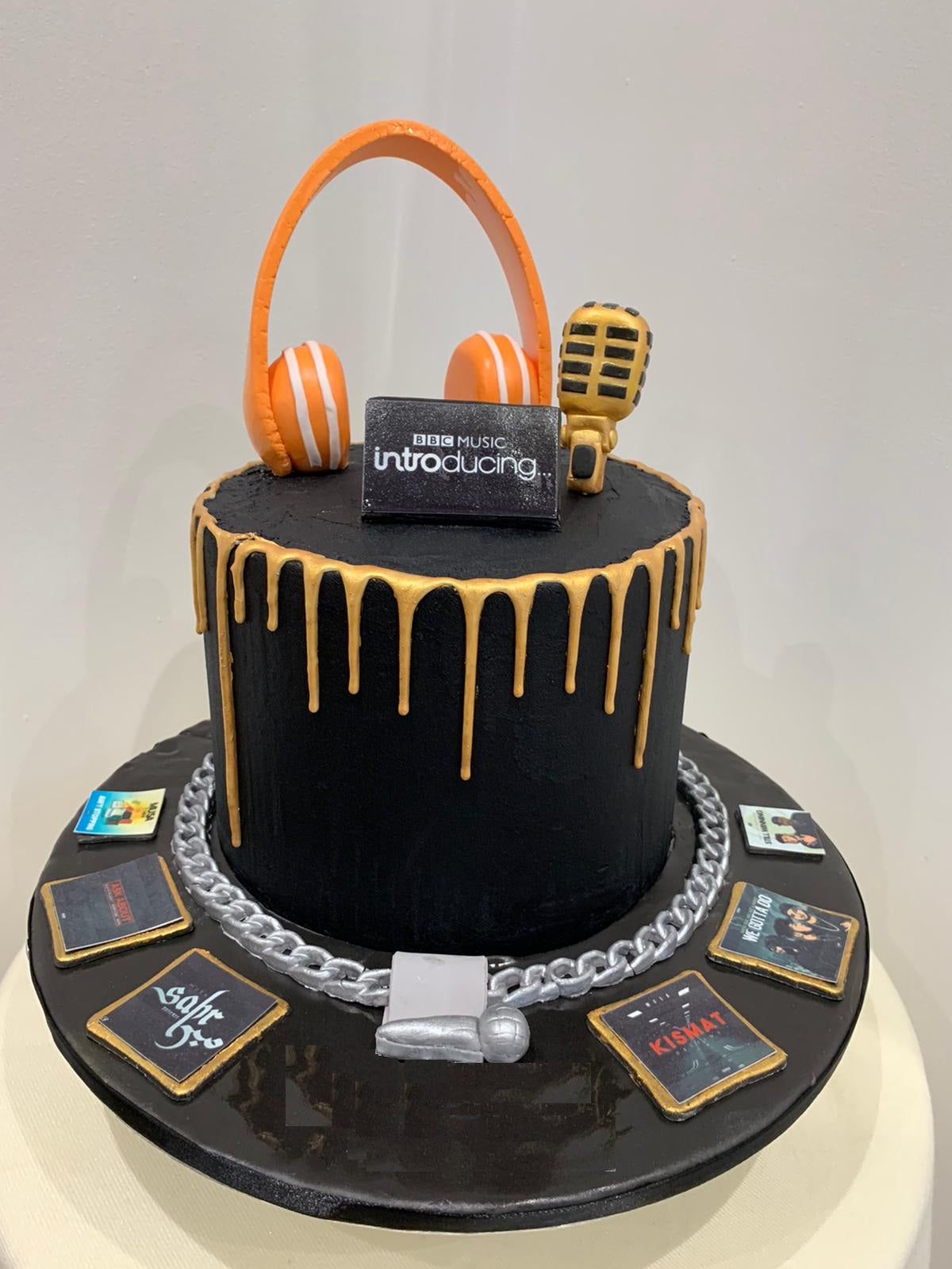 MIC STAR GOLD DRIP CAKE