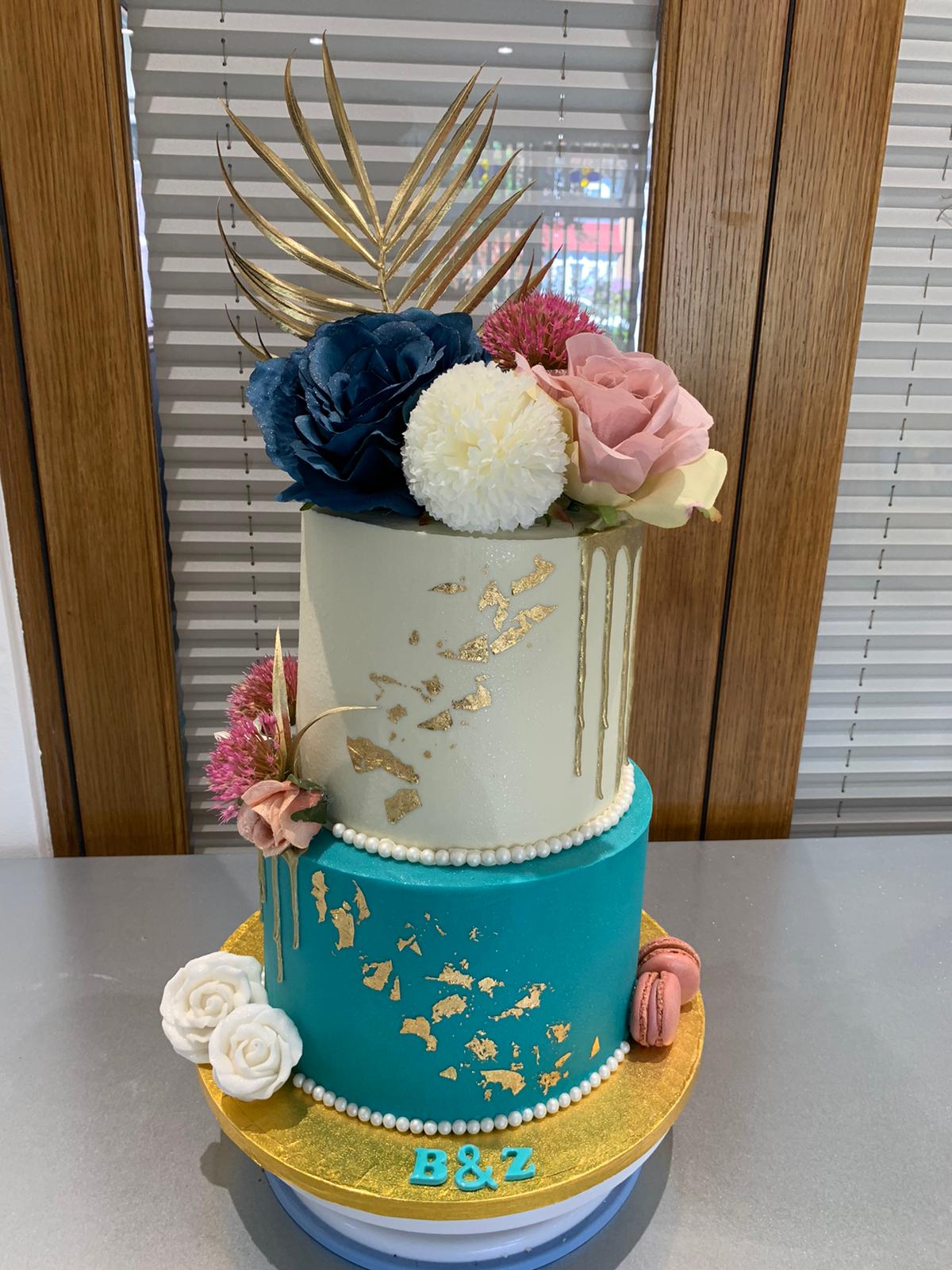 GOLD & PEARL - FLOWER DRIP CAKE