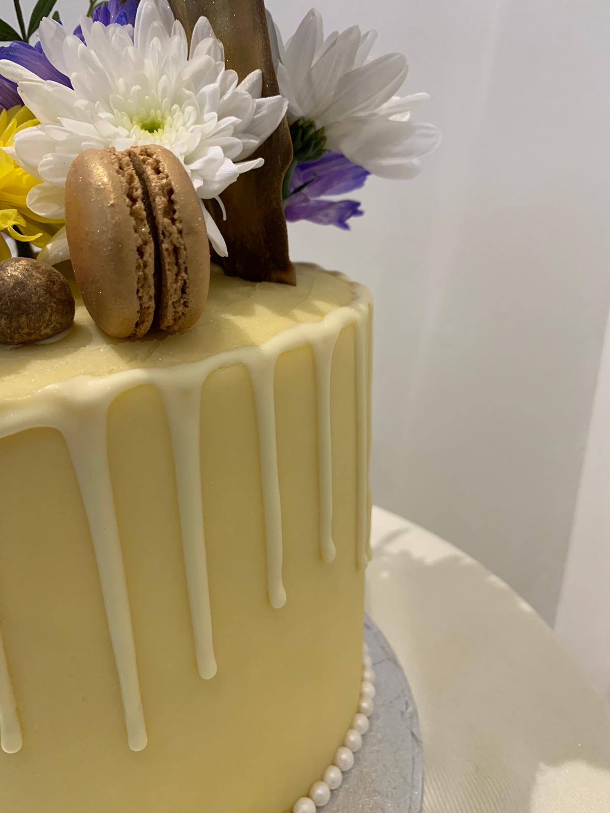 FLOWER MACSAIL GOLD LEAF DRIP CAKE