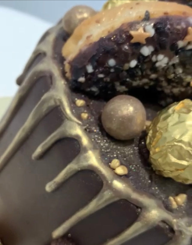 BAHLSEN BROWN & GOLD DRIP CAKE