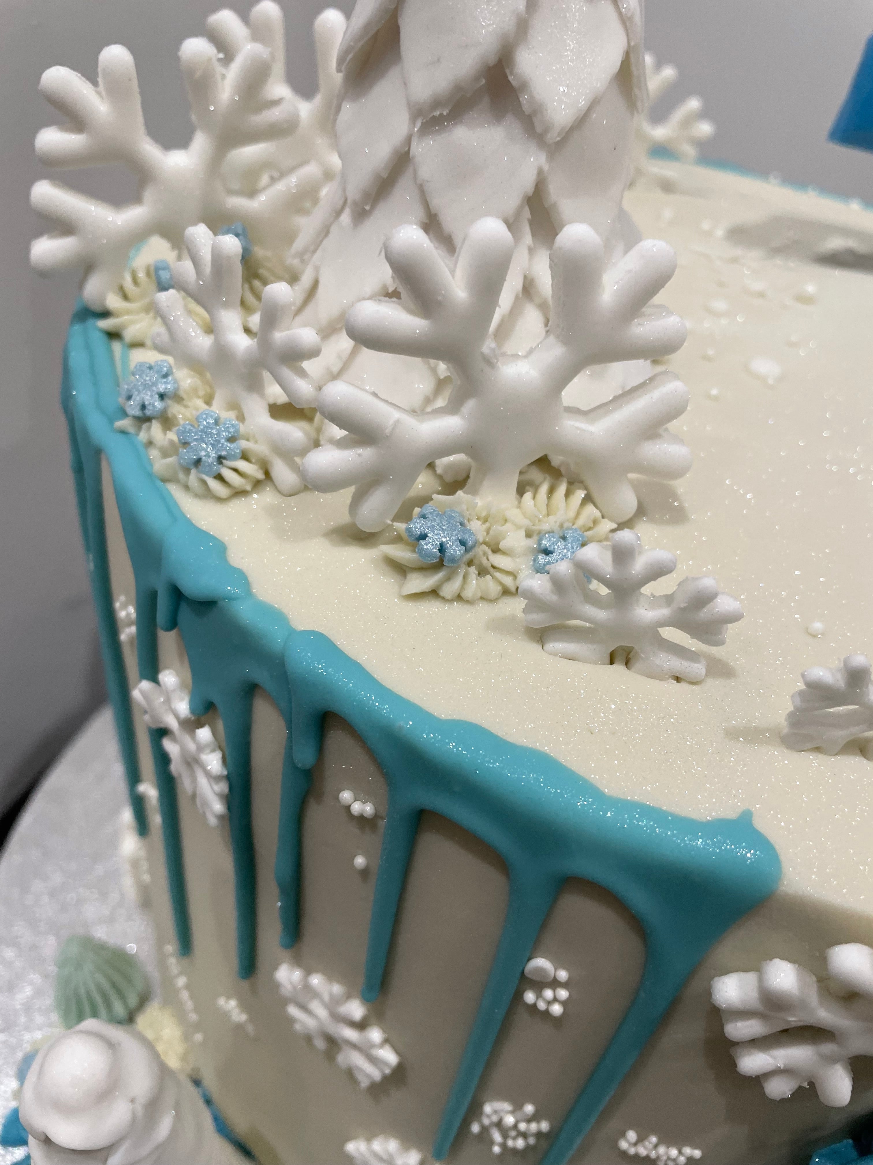 SNOWFLAKE ROSETTE DRIP CAKE