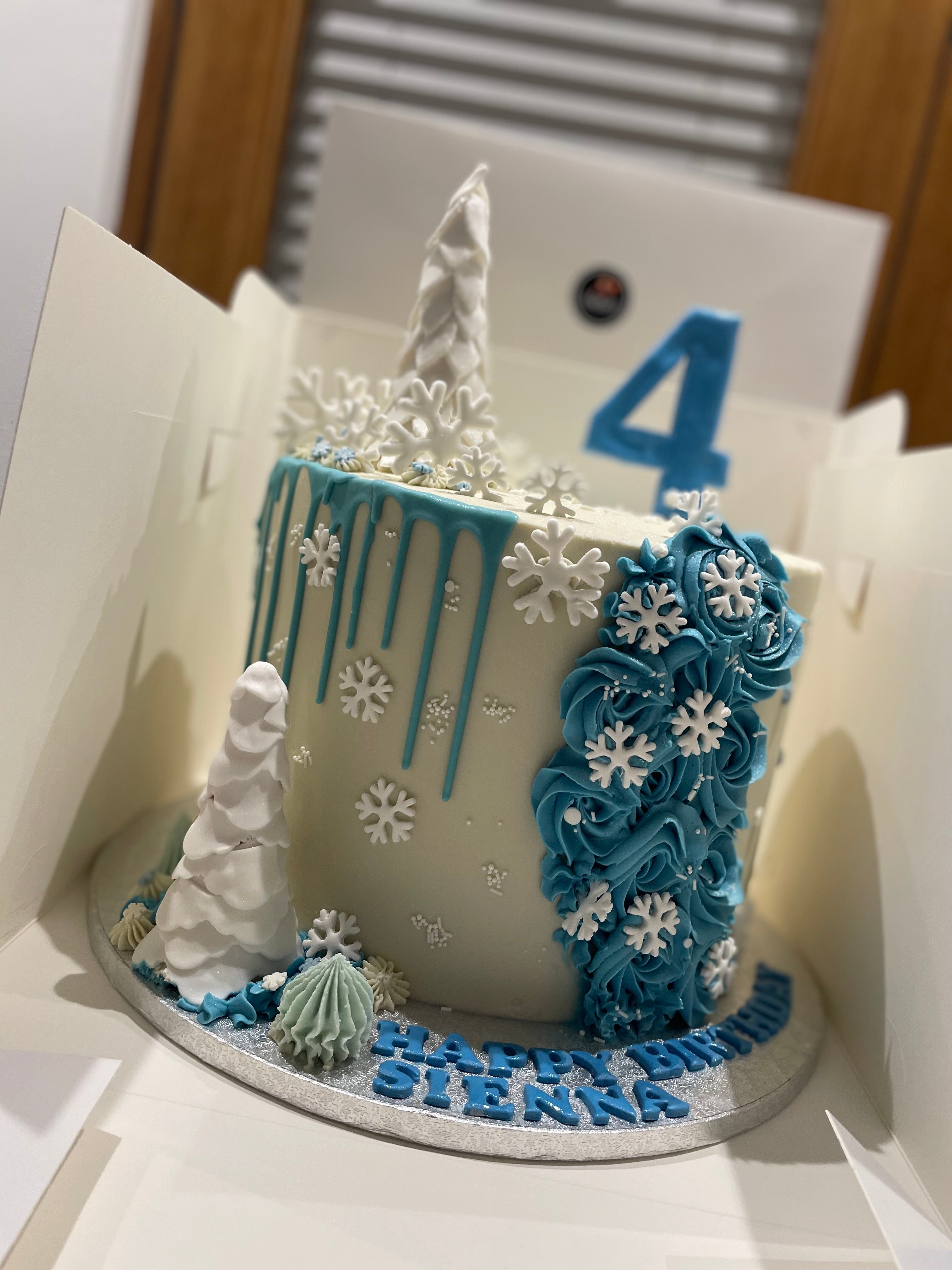 SNOWFLAKE ROSETTE DRIP CAKE