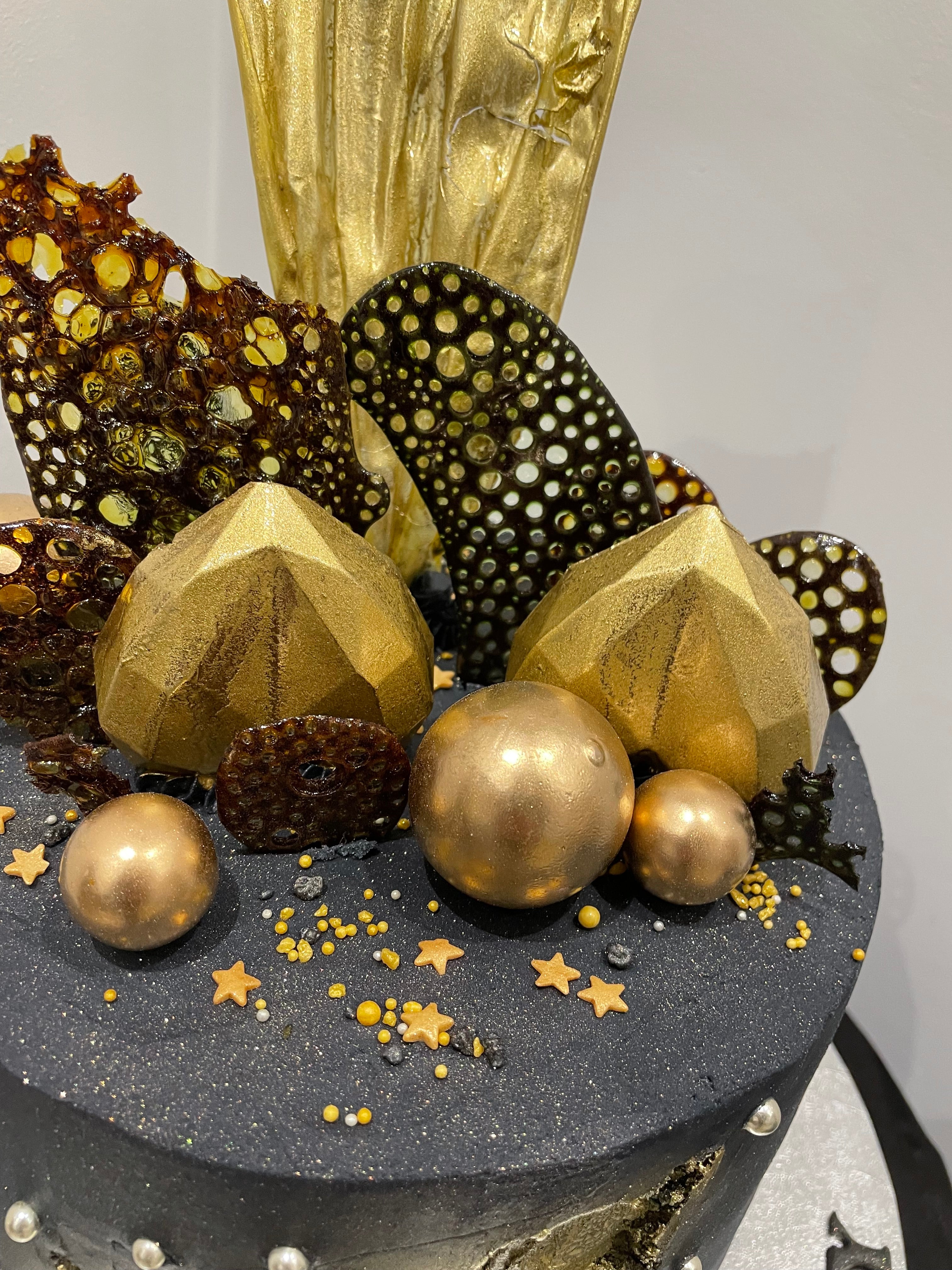 GEODE SAIL BLACK AND GOLD CAKE