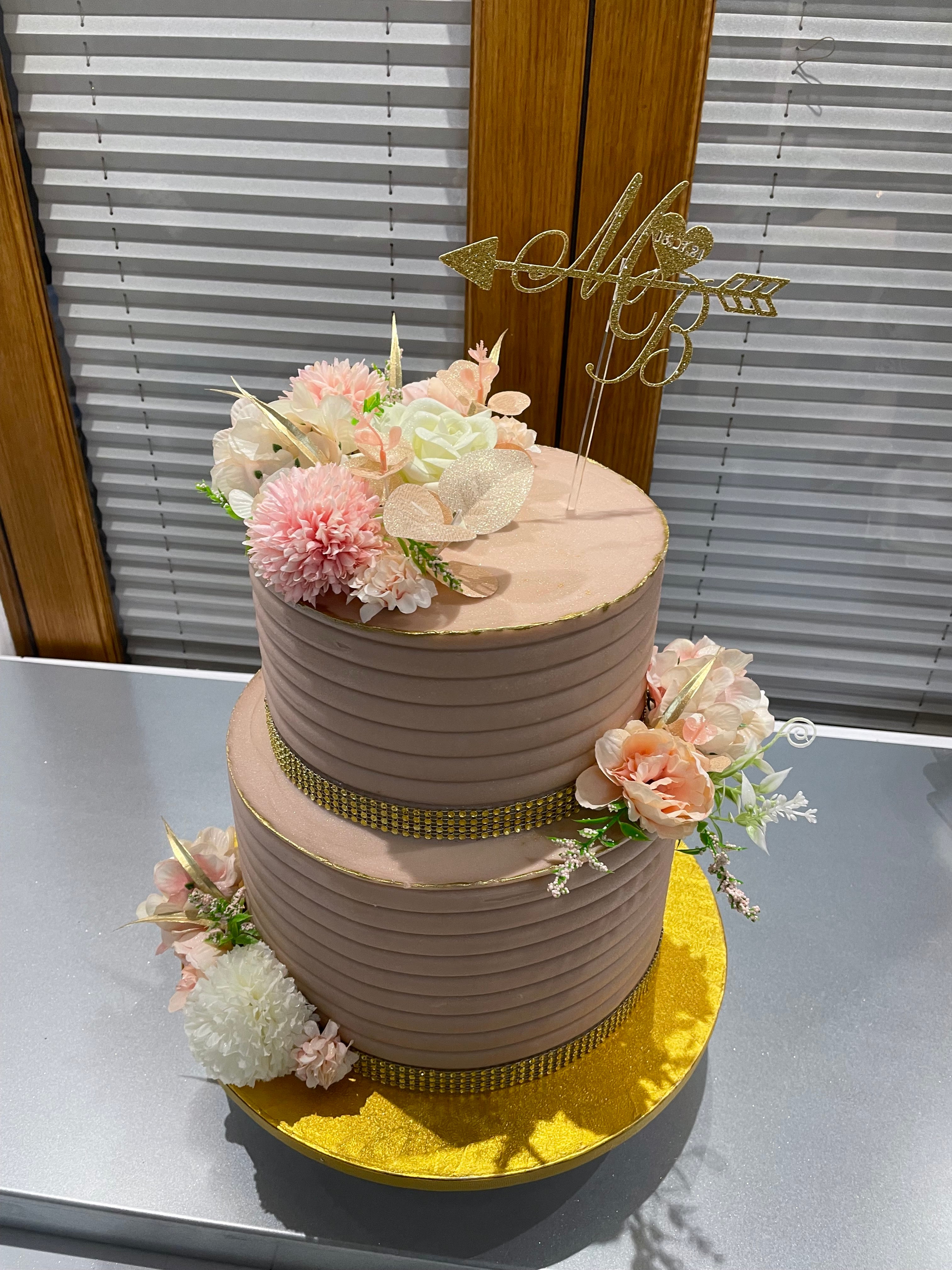 GOLD ELEGANCE CELEBRATION CAKE