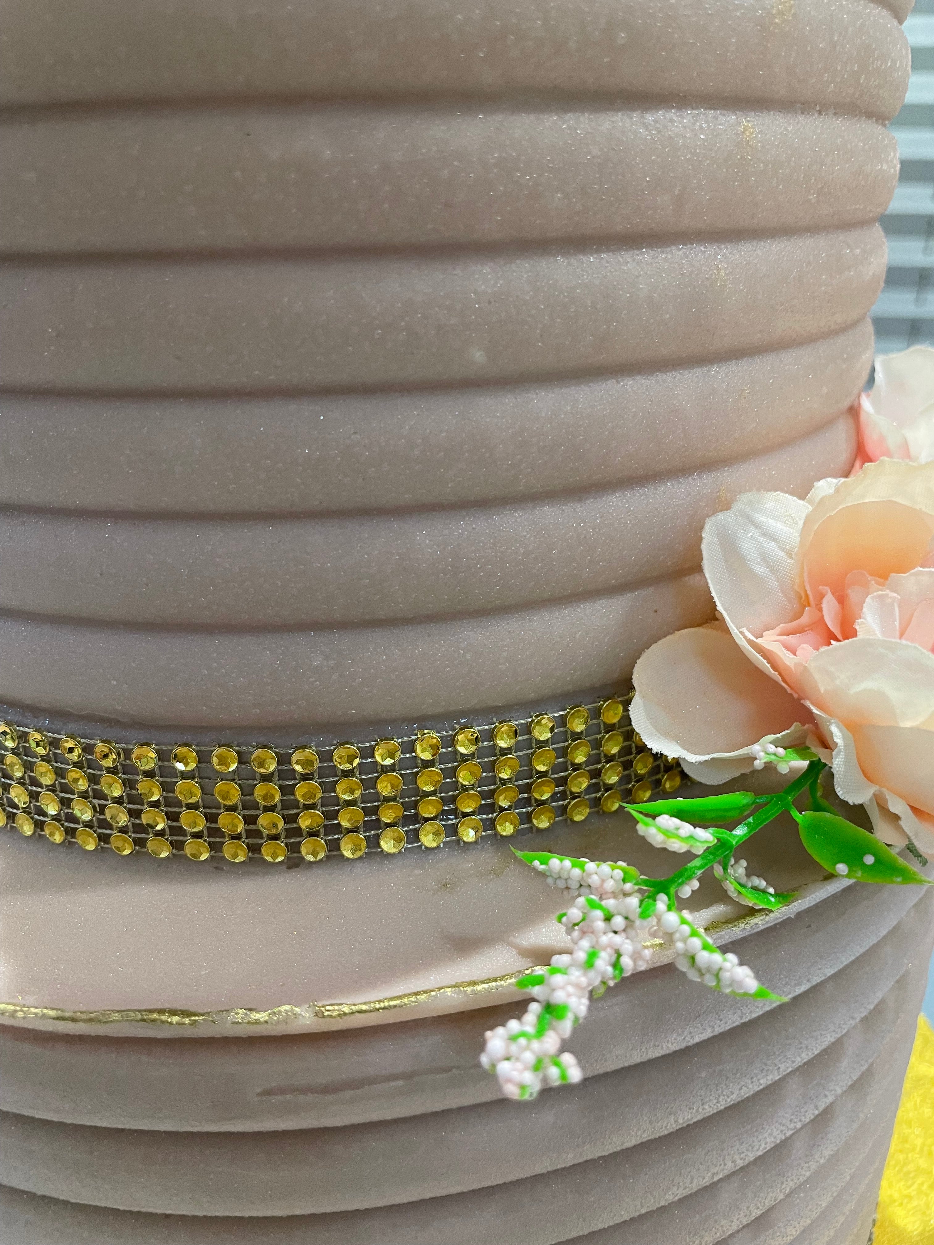 GOLD ELEGANCE CELEBRATION CAKE