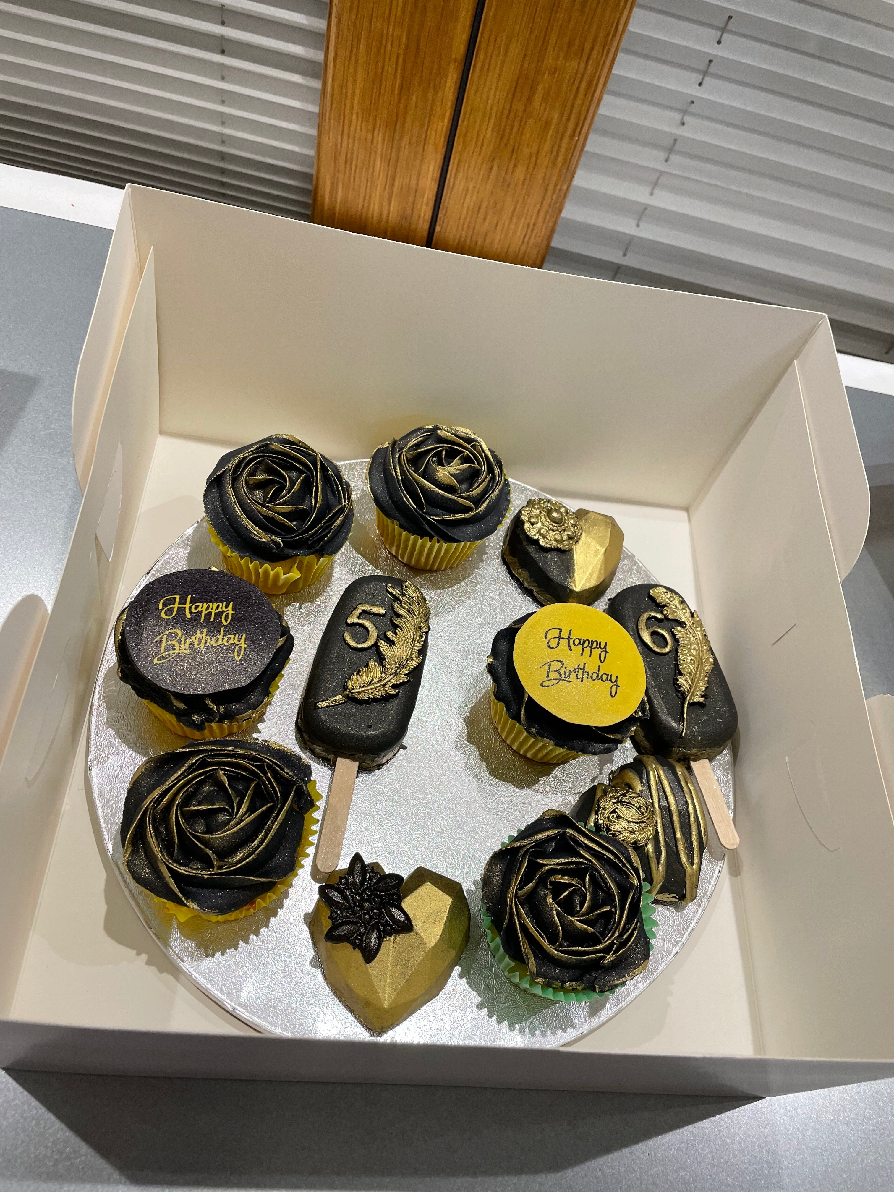 CUPCAKE AND CAKESICLE GIFT BOX