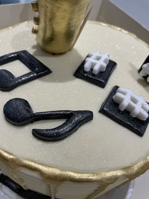SAXAPHONE MUSICAL GOLD DRIP CAKE