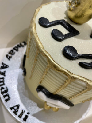 SAXAPHONE MUSICAL GOLD DRIP CAKE