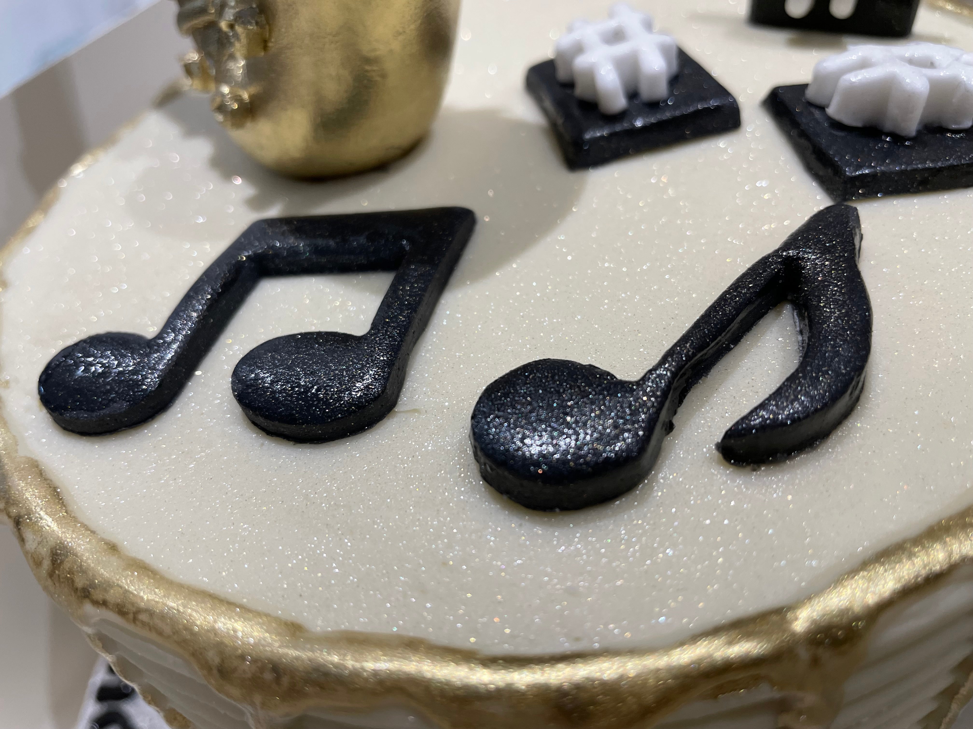 SAXAPHONE MUSICAL GOLD DRIP CAKE