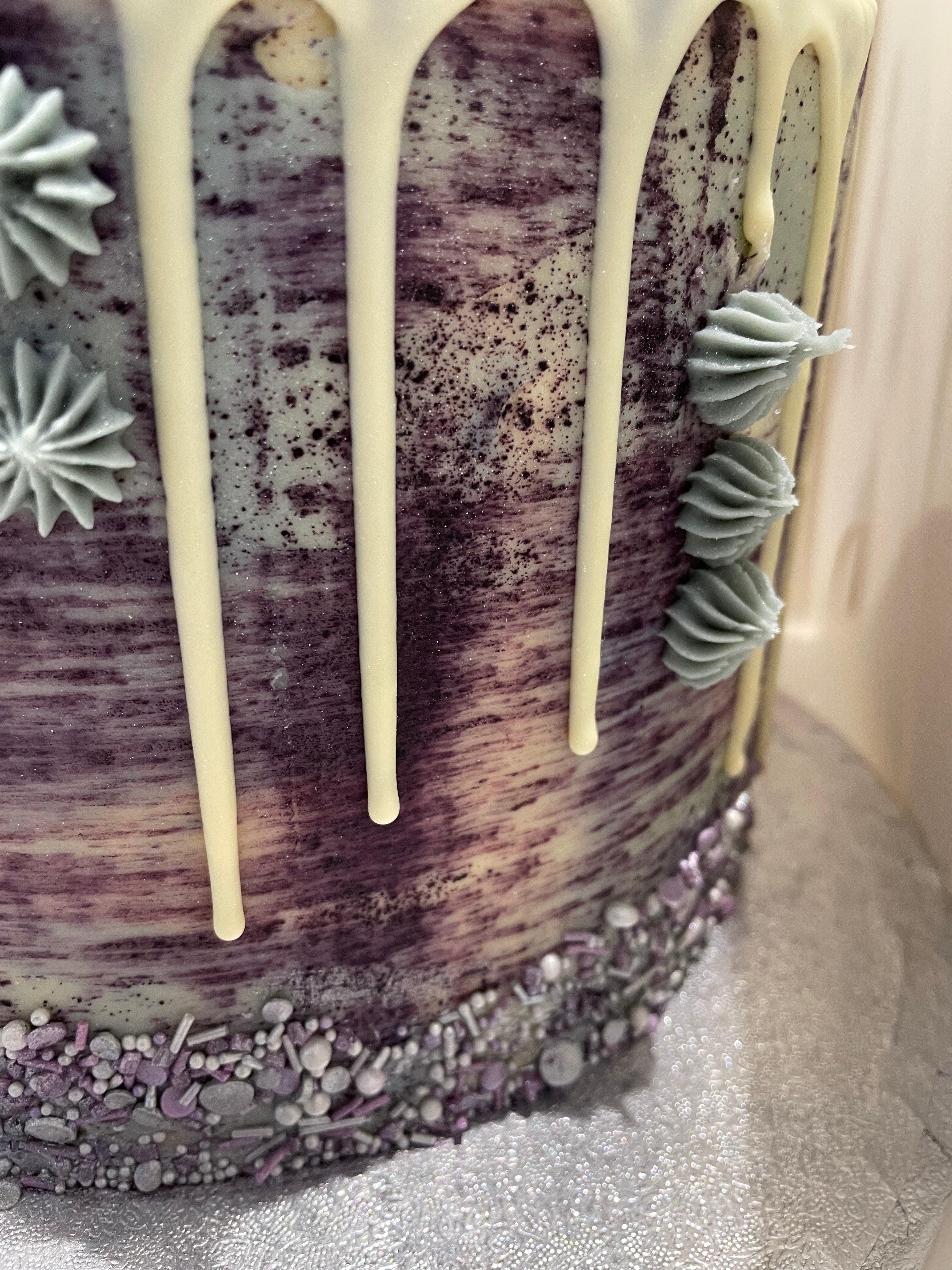 DREAMY DRIP KISS OCCASION CAKE
