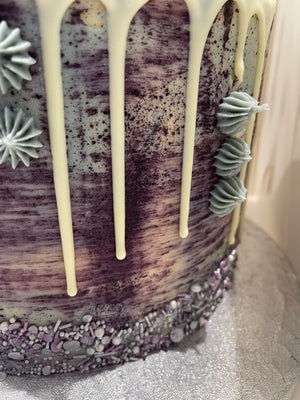 DREAMY DRIP KISS OCCASION CAKE