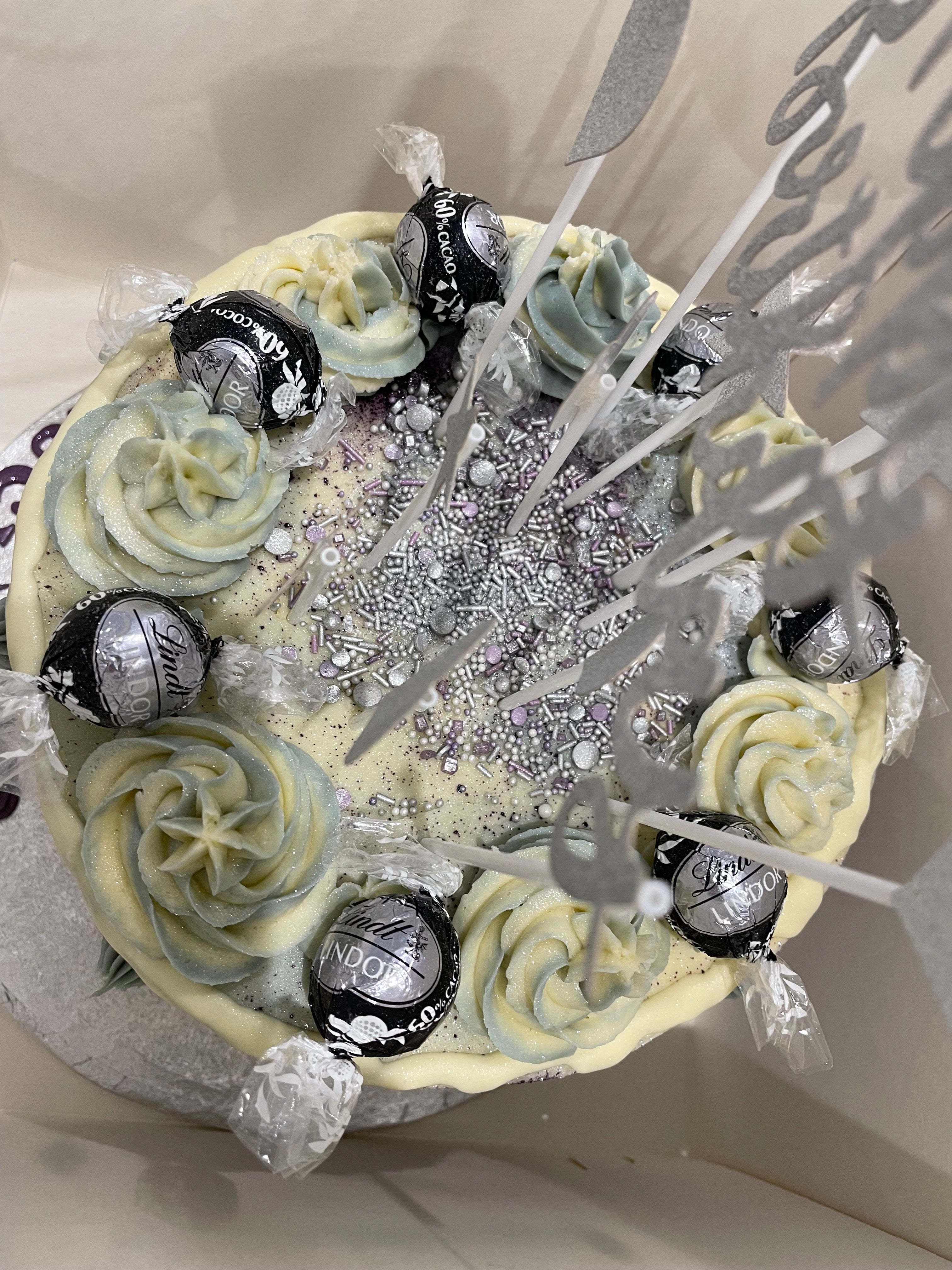 DREAMY DRIP KISS OCCASION CAKE