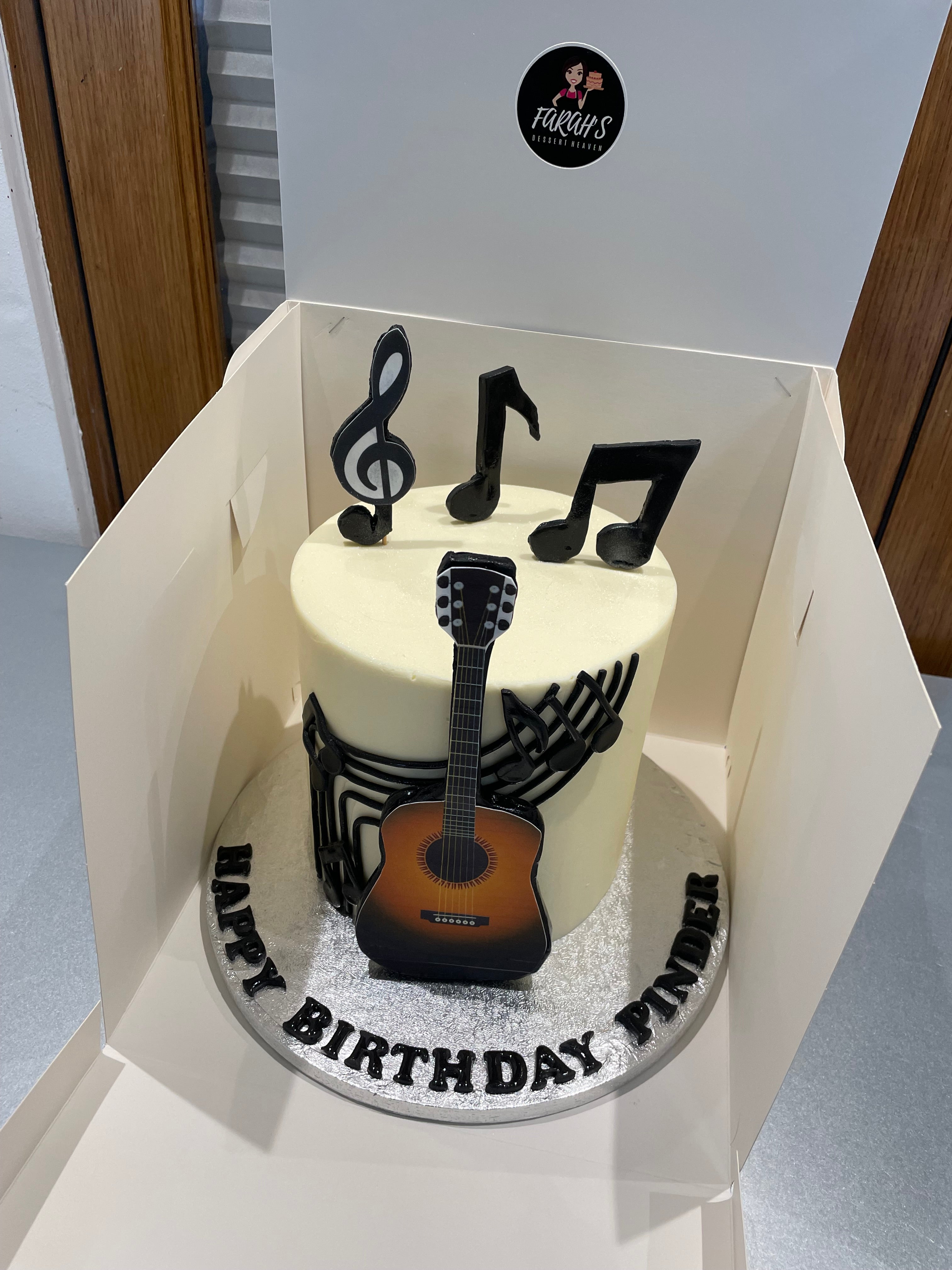 MUSICAL NOTES FONDANT GUITAR CAKE