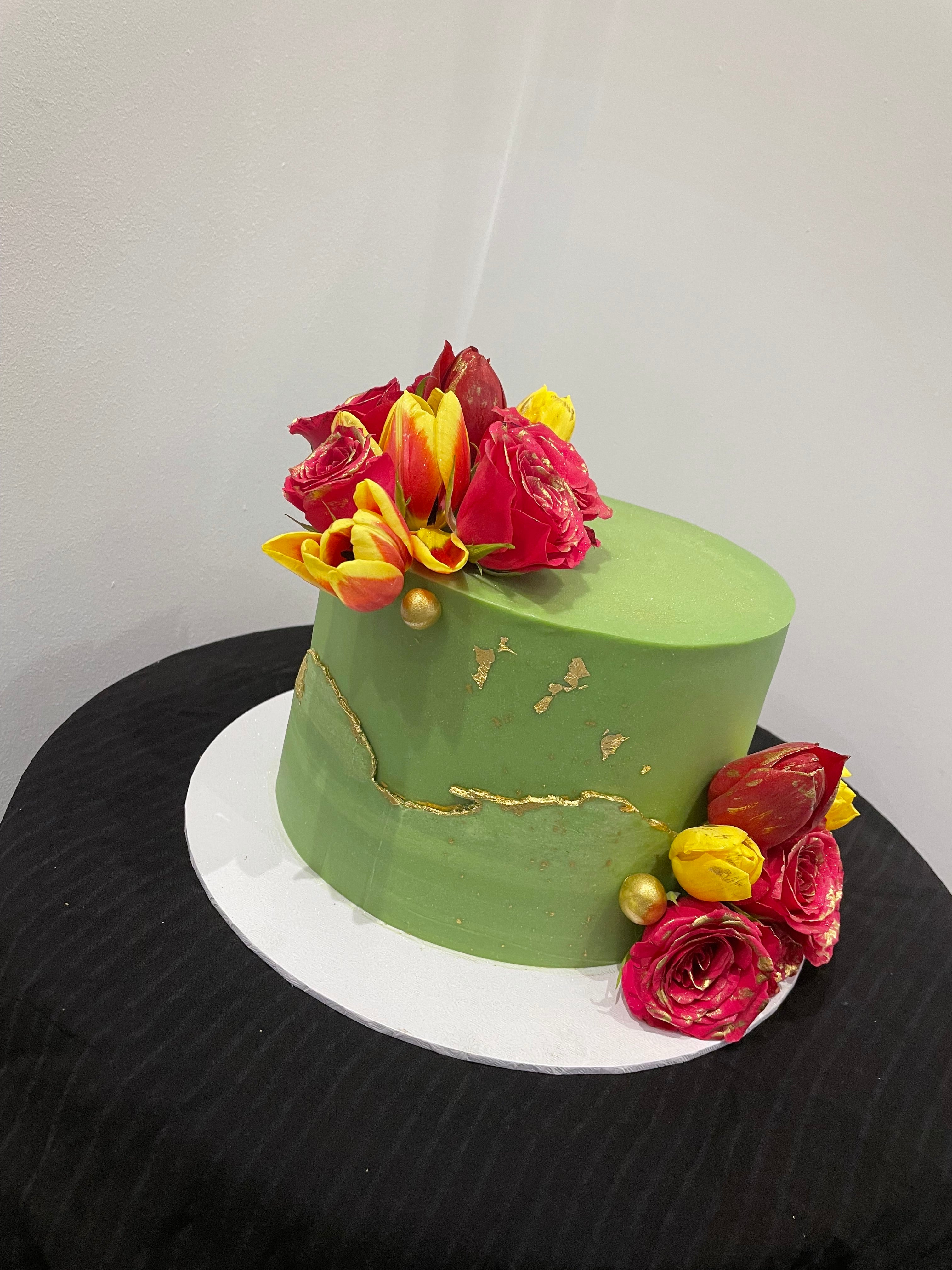 GOLD FAULT LINE CELEBRATION CAKE