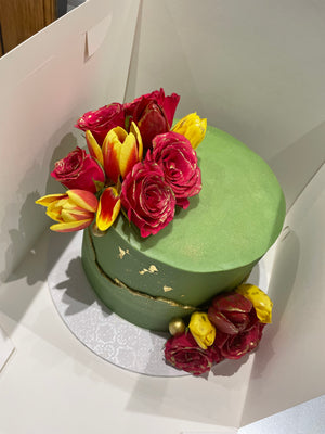 GOLD FAULT LINE CELEBRATION CAKE