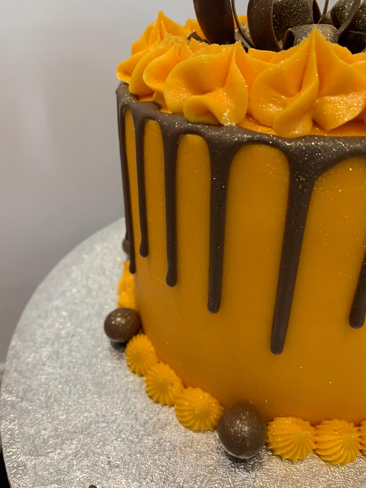CHOCO VELVET DRIP CAKE