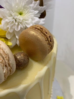 FLOWER MACSAIL GOLD LEAF DRIP CAKE