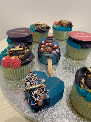CUPCAKE AND CAKESICLE GIFT BOX