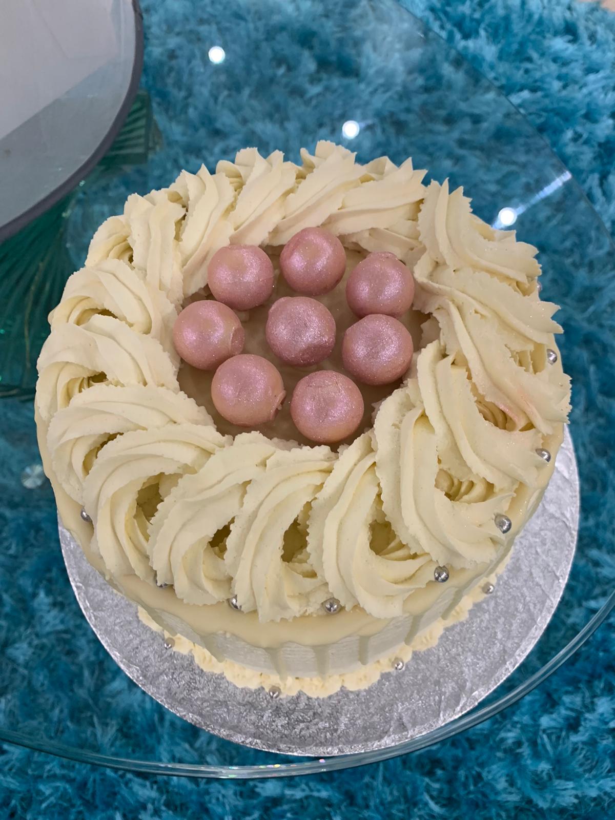 VANILLA SWIRL FRESH CREAM DRIP CAKE
