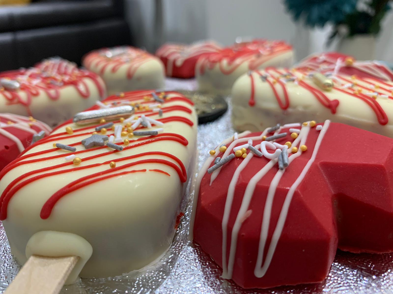 CUPCAKE AND CAKESICLE GIFT BOX