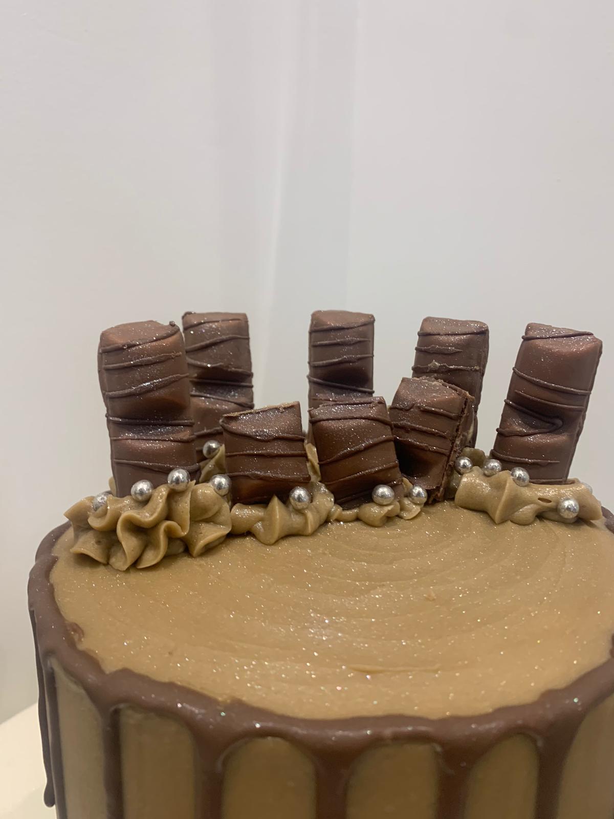 KINDER BUENO CHOCOLATE CAKE