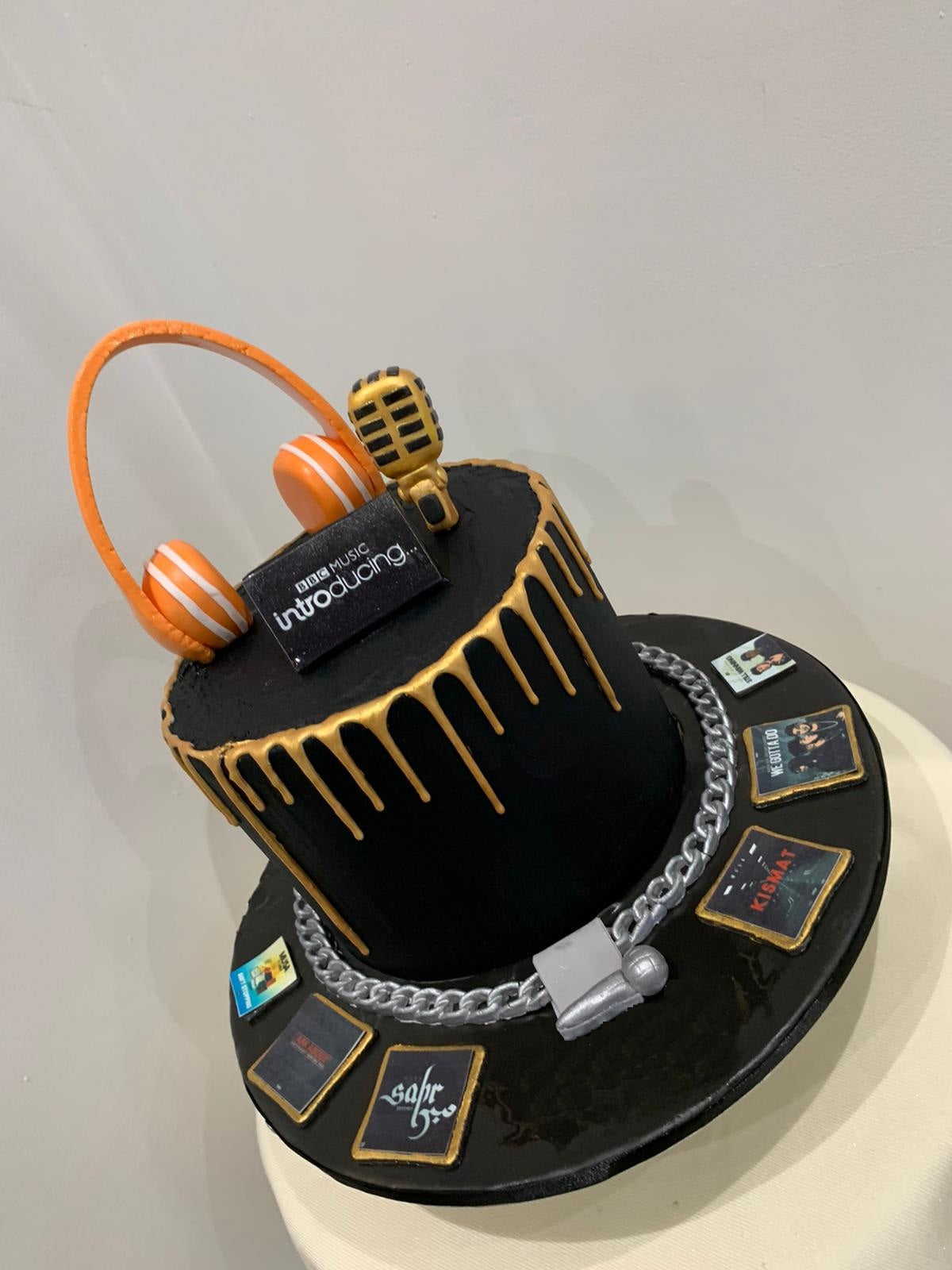 MIC STAR GOLD DRIP CAKE