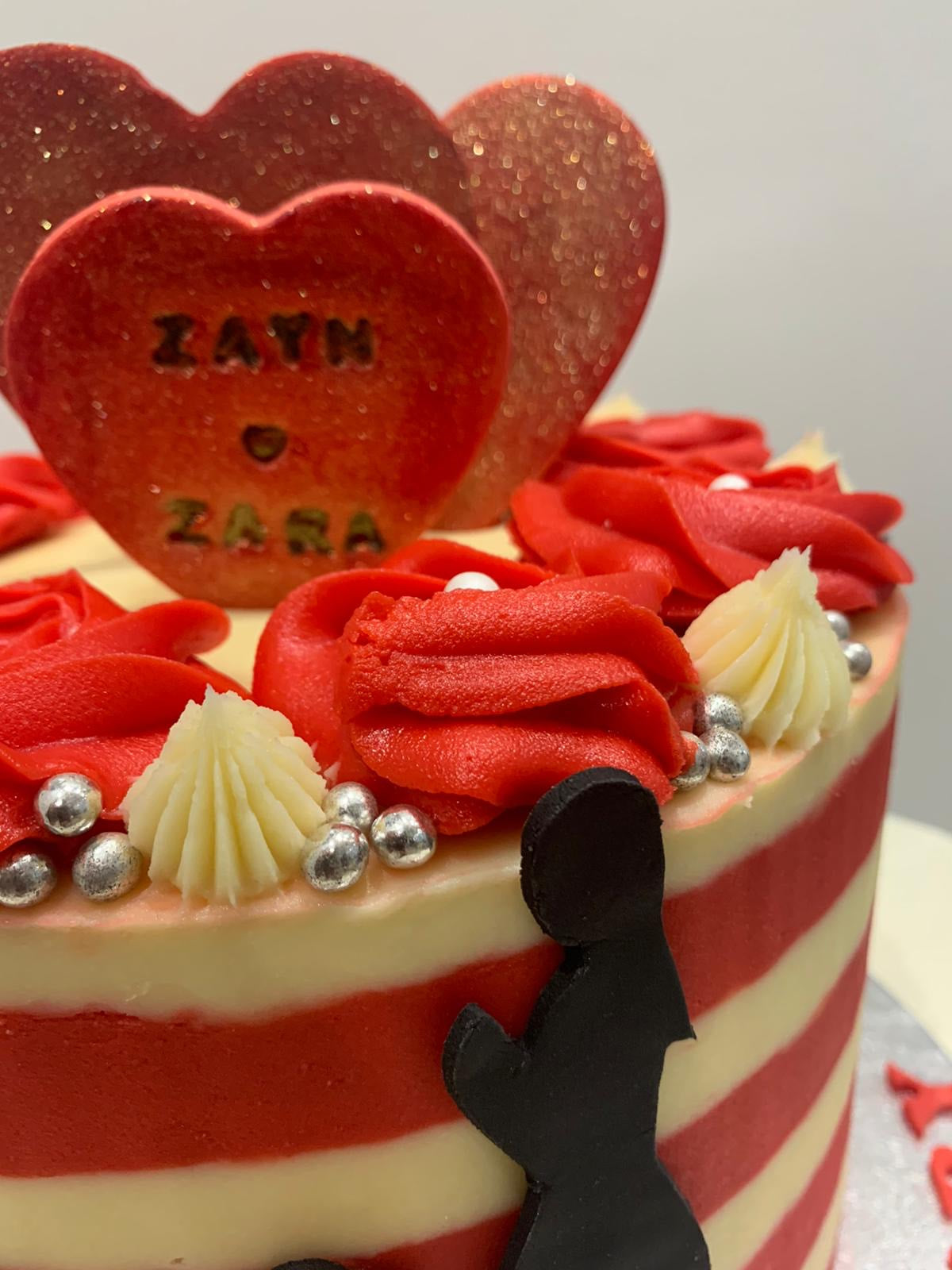 RED STRIPE AND ROSE CAKE