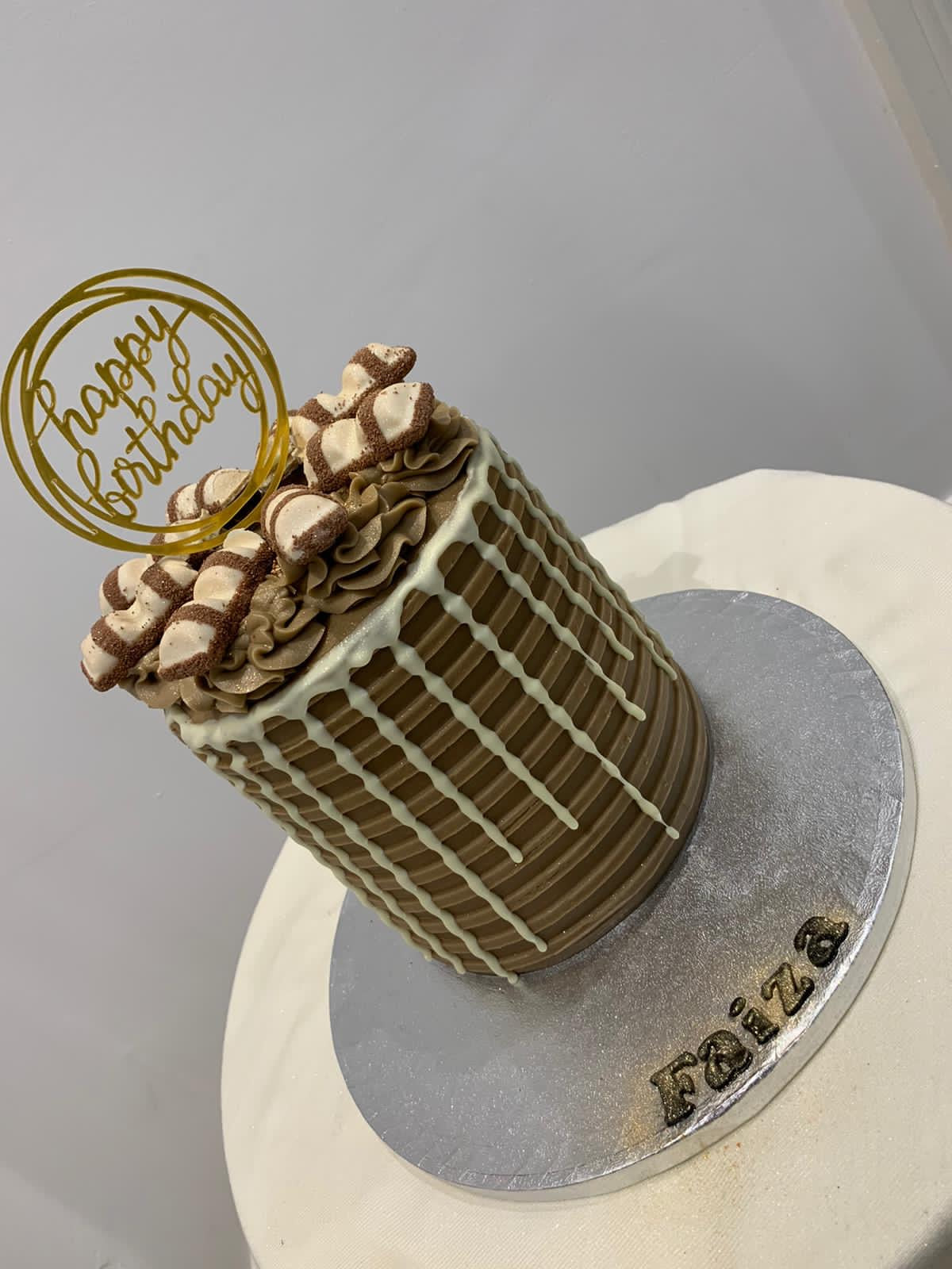BUENO WHITE DRIP CAKE