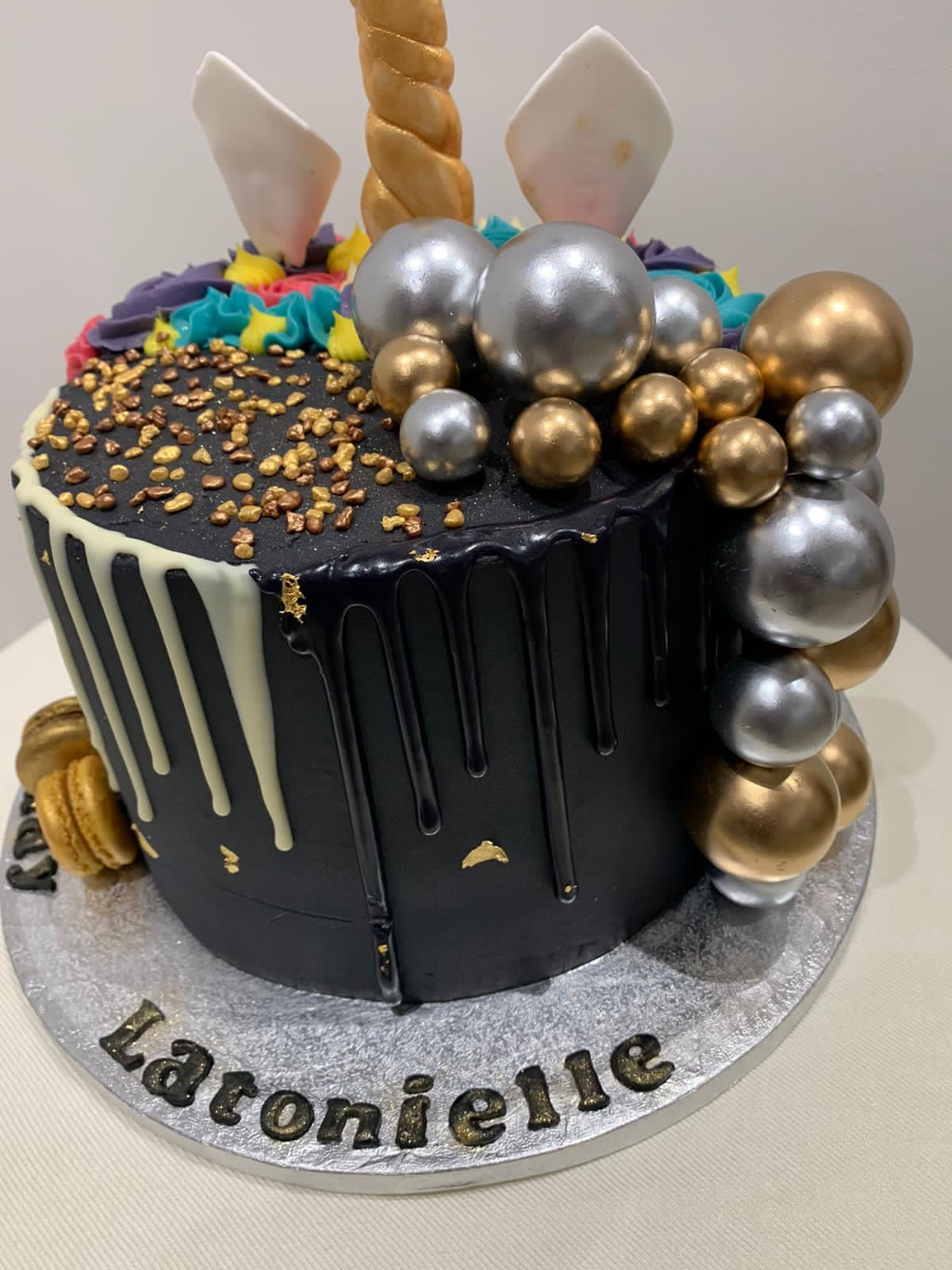 2-IN-1 UNICORN & BLACK CAKE