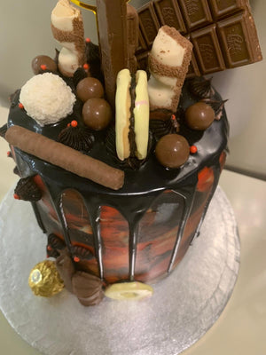BLACK & RED ART DRIP CAKE