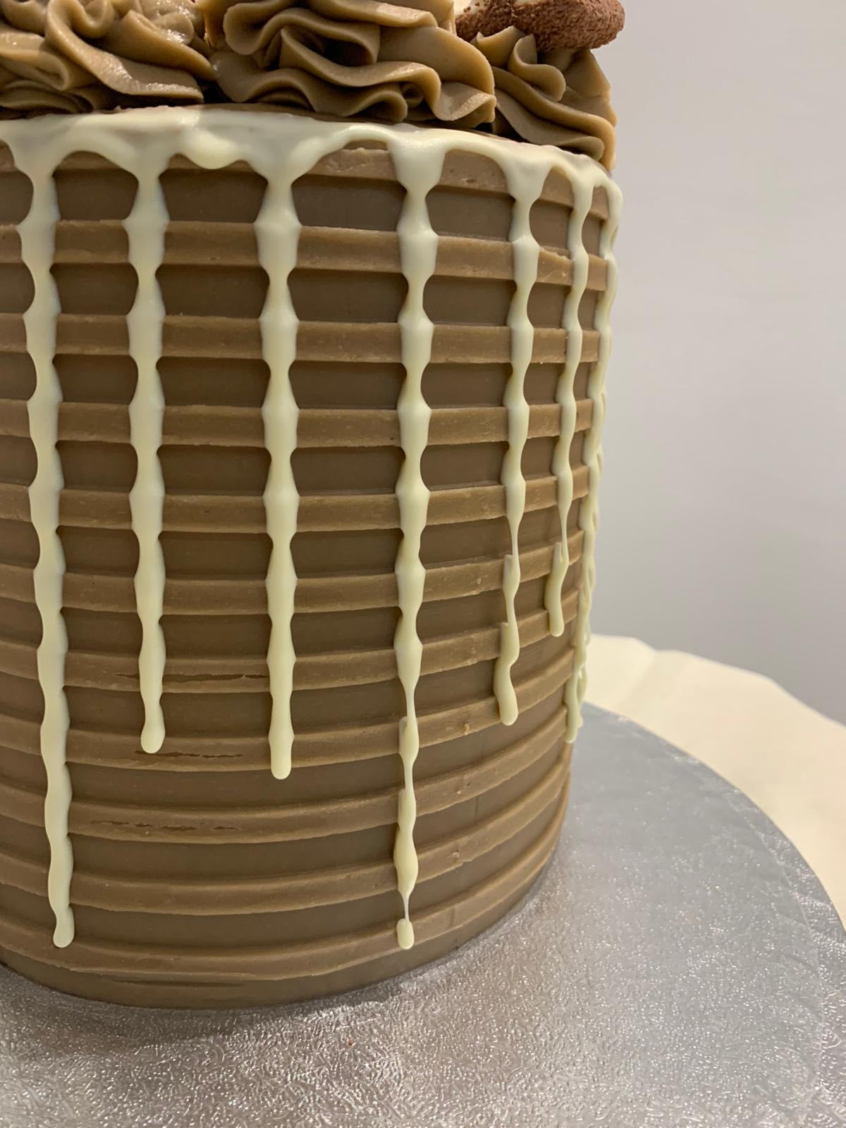 BUENO WHITE DRIP CAKE